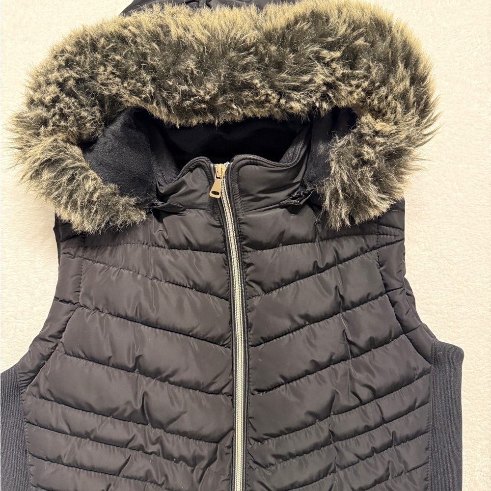 YMI Women’s Black Quilted Puffer Vest w/ Faux Fur Hood Cozy Winter Layer-Size M - Picture 6 of 15